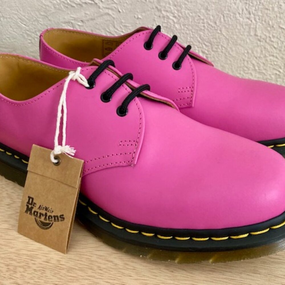 NEW Dr. Martens low top boots - size Womens 8 / Mens 7